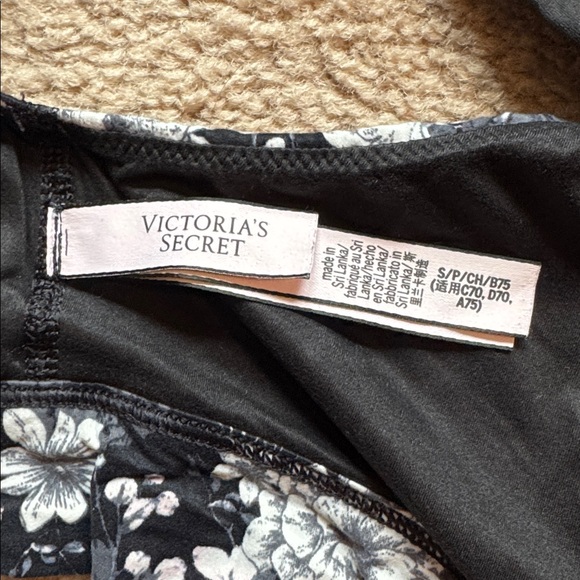 EUC Victoria’s Secret Deep V Bralette - Picture 4 of 4